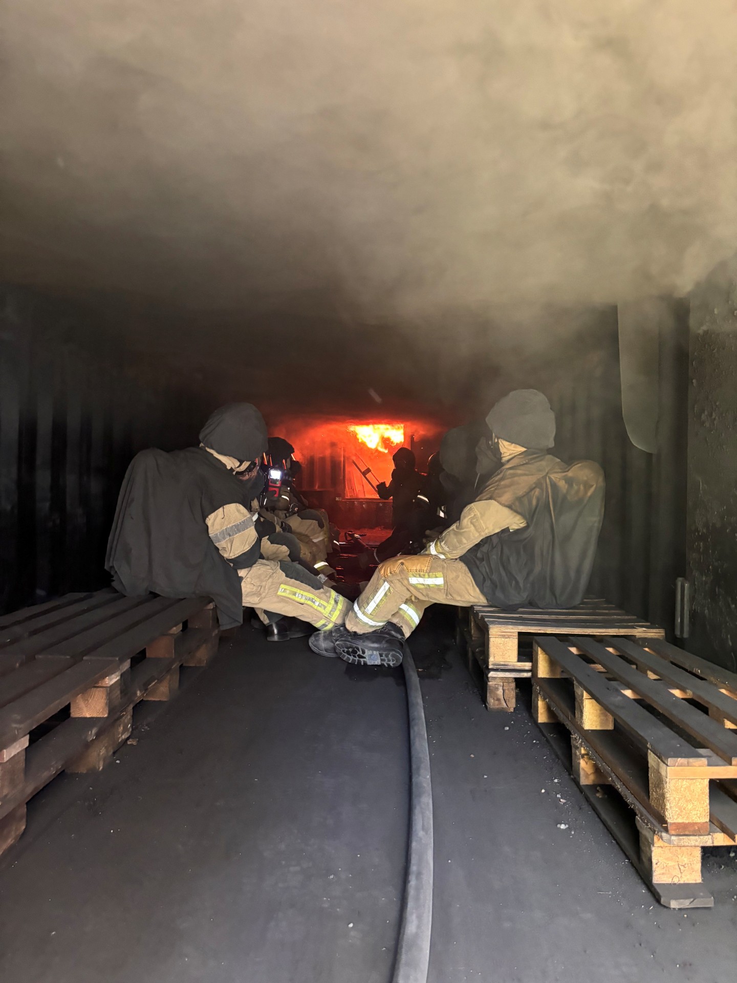 Teilnehmer im Brandcontainer