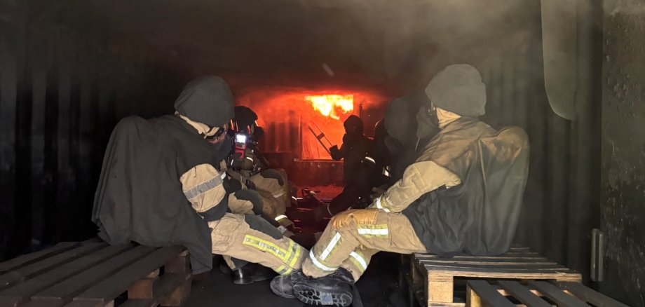 Teilnehmer im Brandcontainer