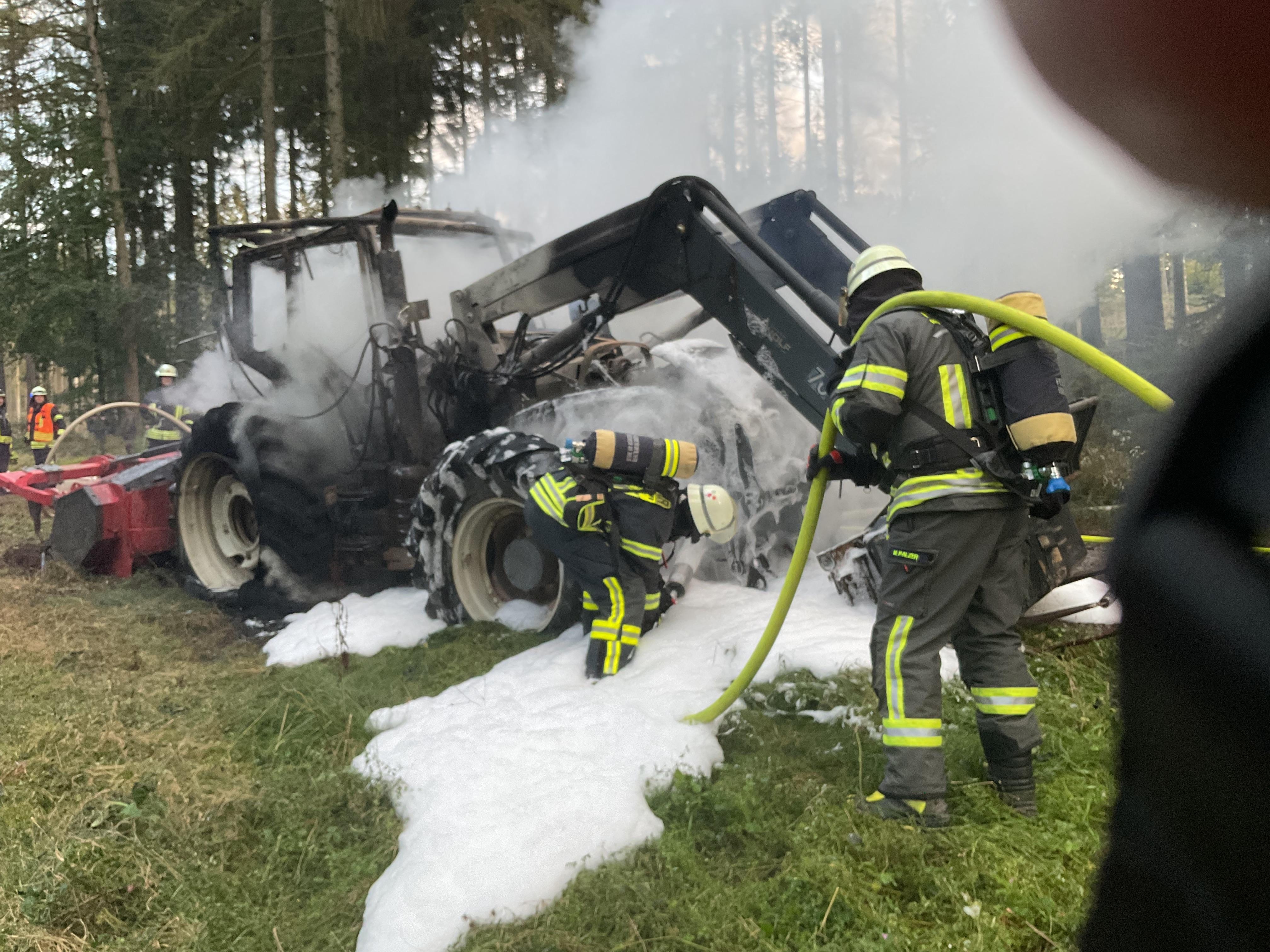 Vollbrand eines Forstschleppers