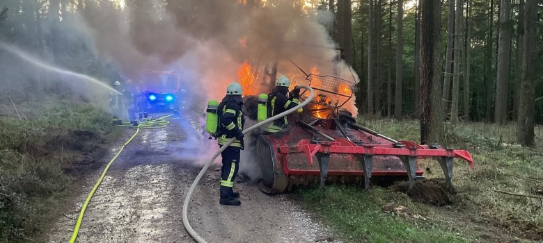 Vollbrand eines Forstschleppers