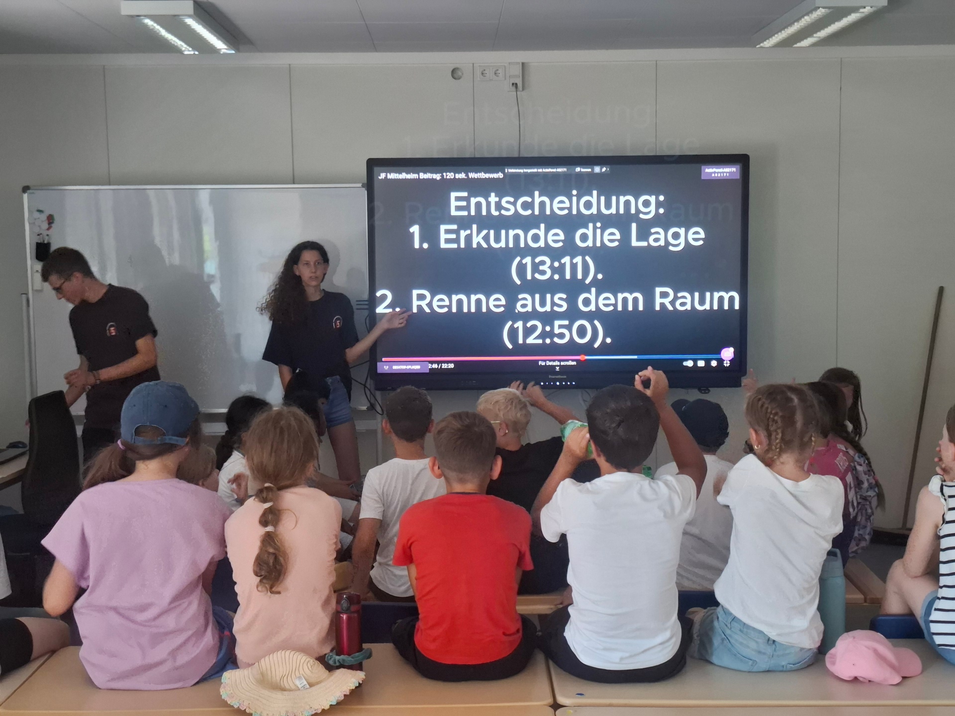 Maja und Tom bei Projektvorstellung