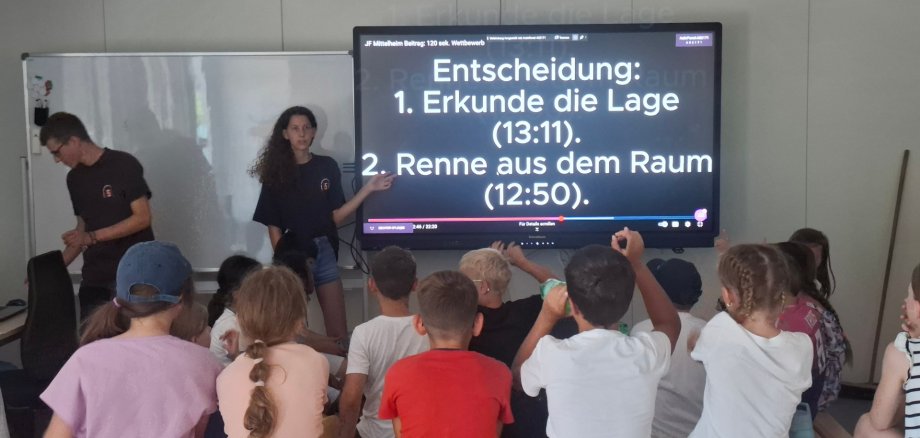 Maja und Tom bei Projektvorstellung