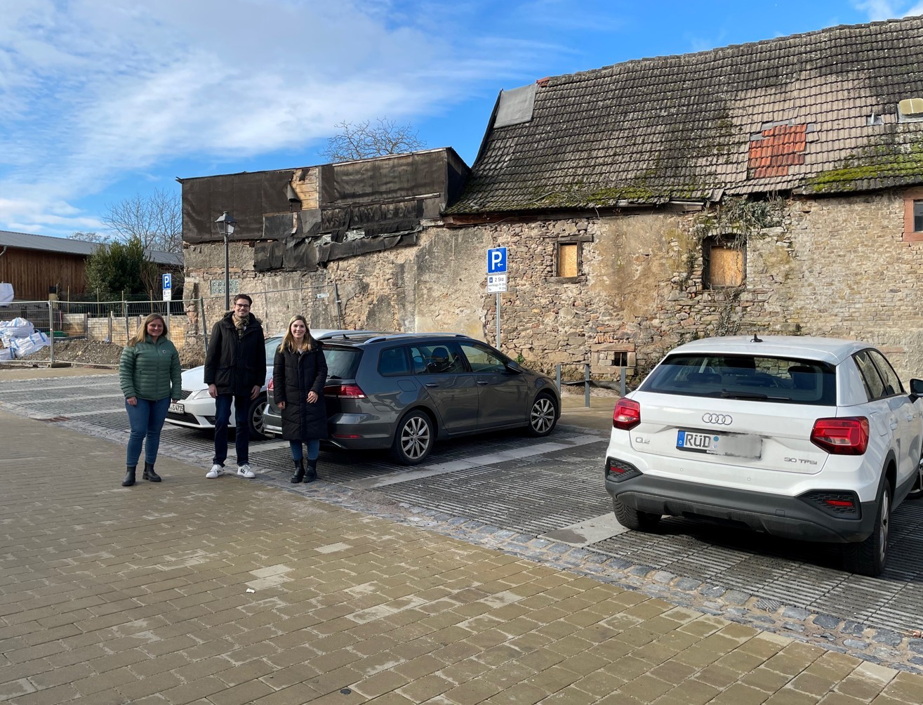 Lisa Niegel (Bauamtsleitung), Carsten Sinß (Bürgermeister) und Michelle Zell (, die als erste Bürgerin den neu eröffneten Parkplatz nutzen konnte.