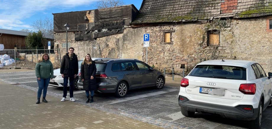 Lisa Niegel (Bauamtsleitung), Carsten Sinß (Bürgermeister) und Michelle Zell (, die als erste Bürgerin den neu eröffneten Parkplatz nutzen konnte.